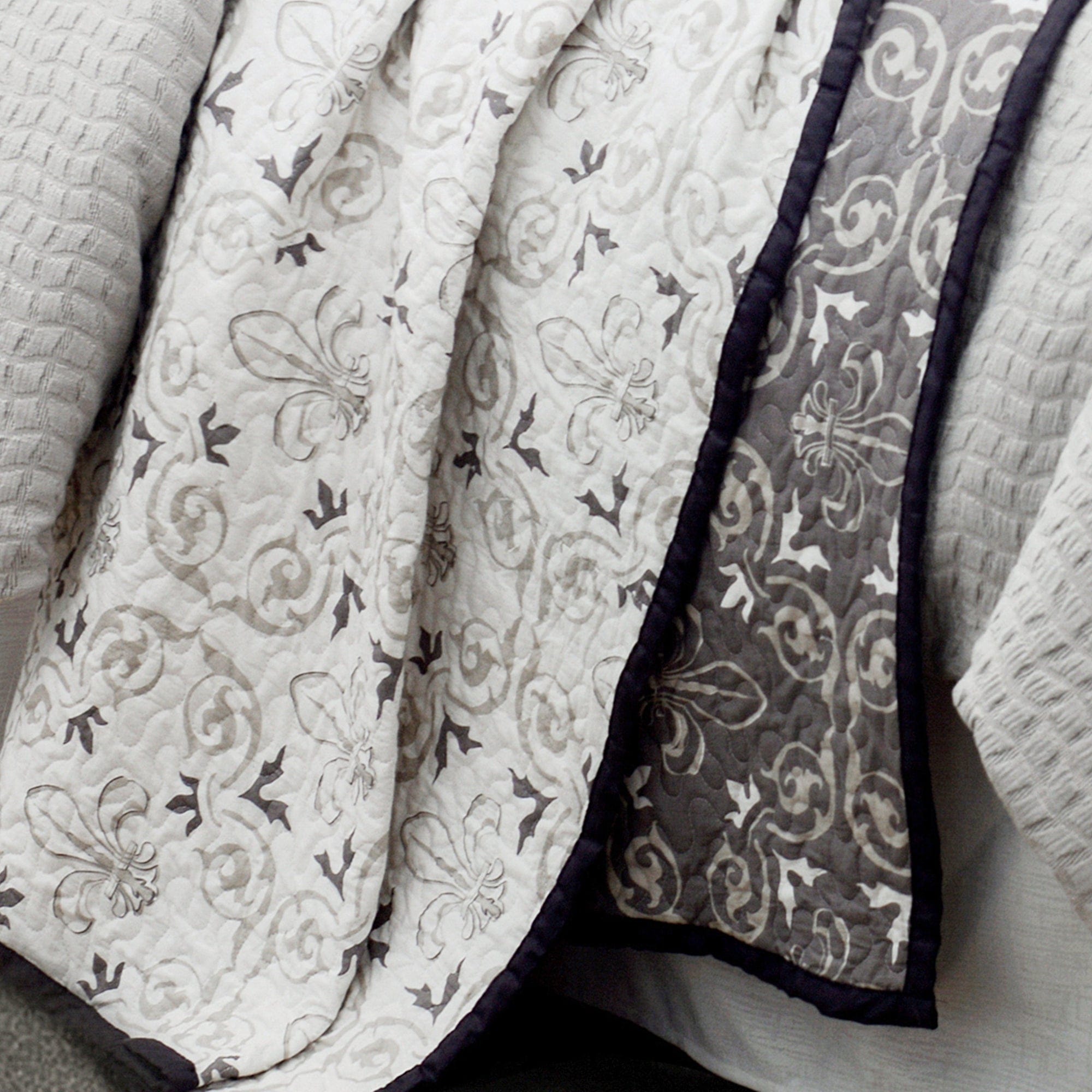 Fleur De Lis Reversible Quilt Set, Twin