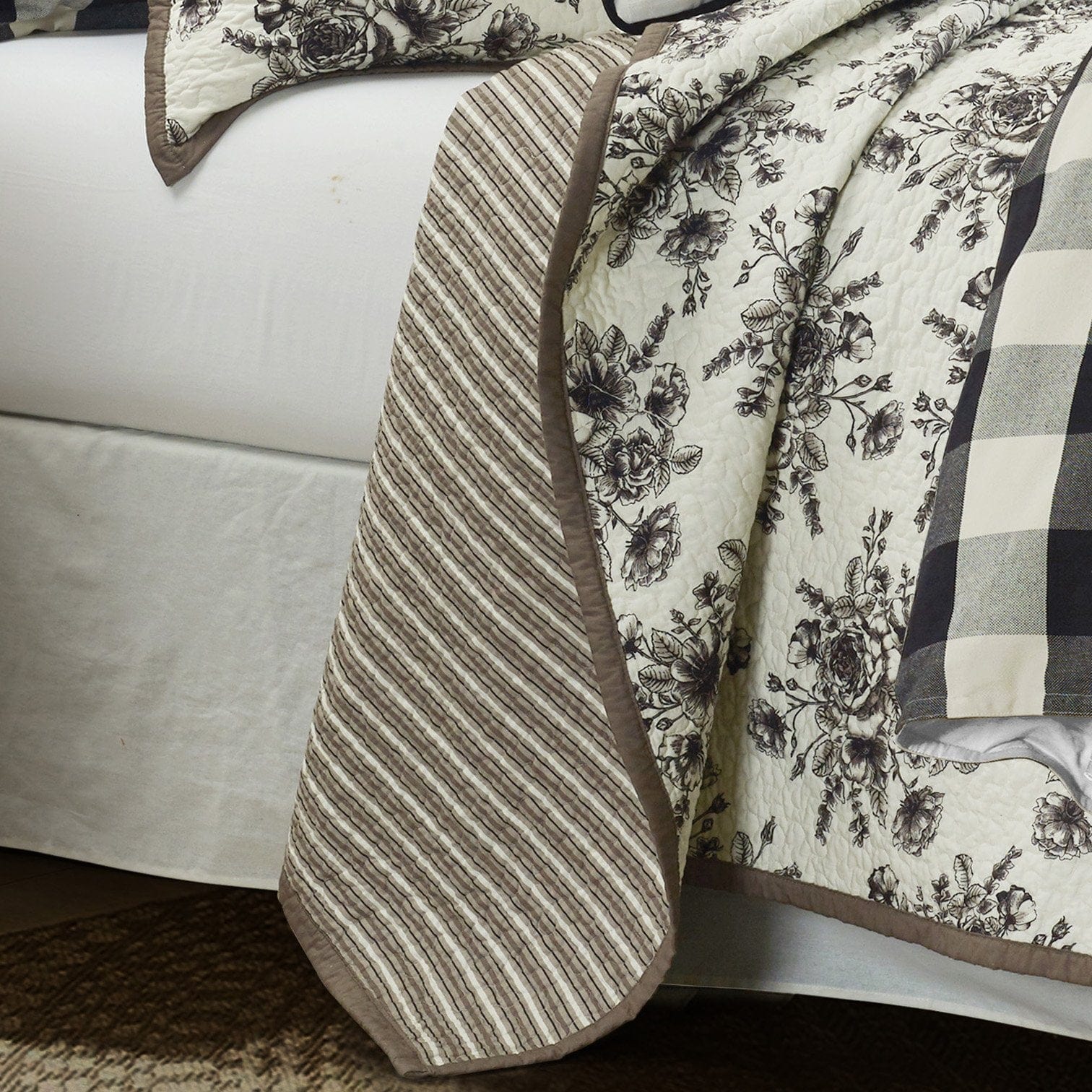 Lyla Floral Print Reversible Quilt Set